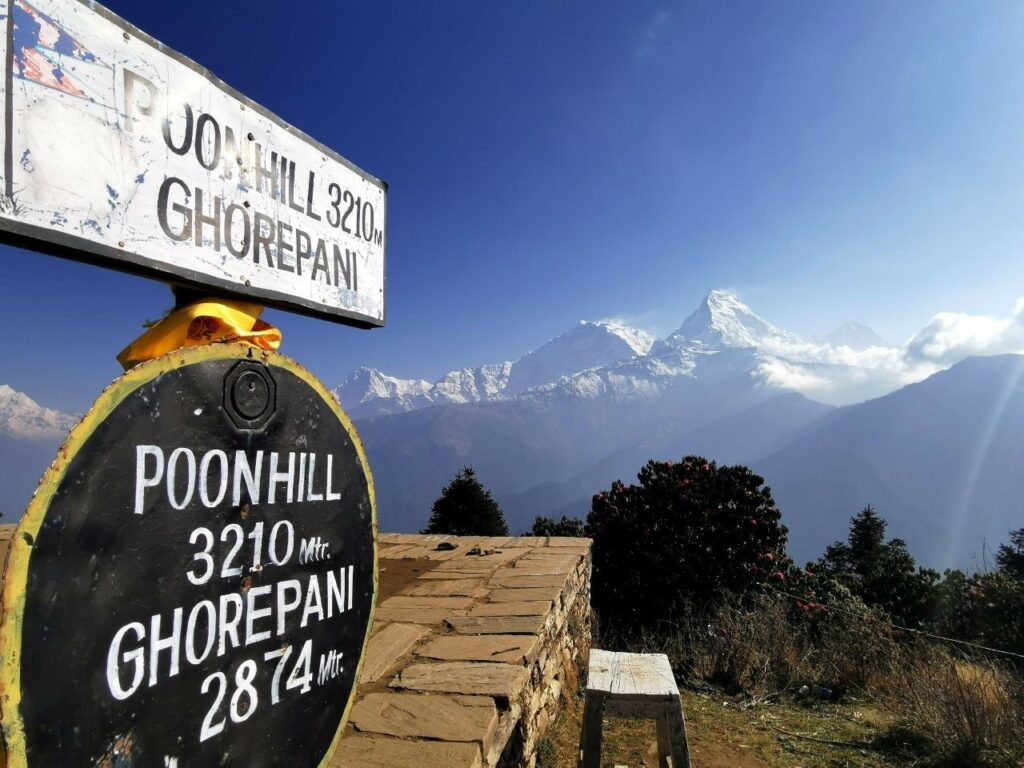 Poon Hill, Ghorepani, 3200m d'altitude, panneau et montagnes du Népal, superbe vue
