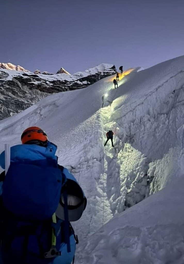 Expédition, montagne Népal, des alpinistes entrain d'escalader une montagne