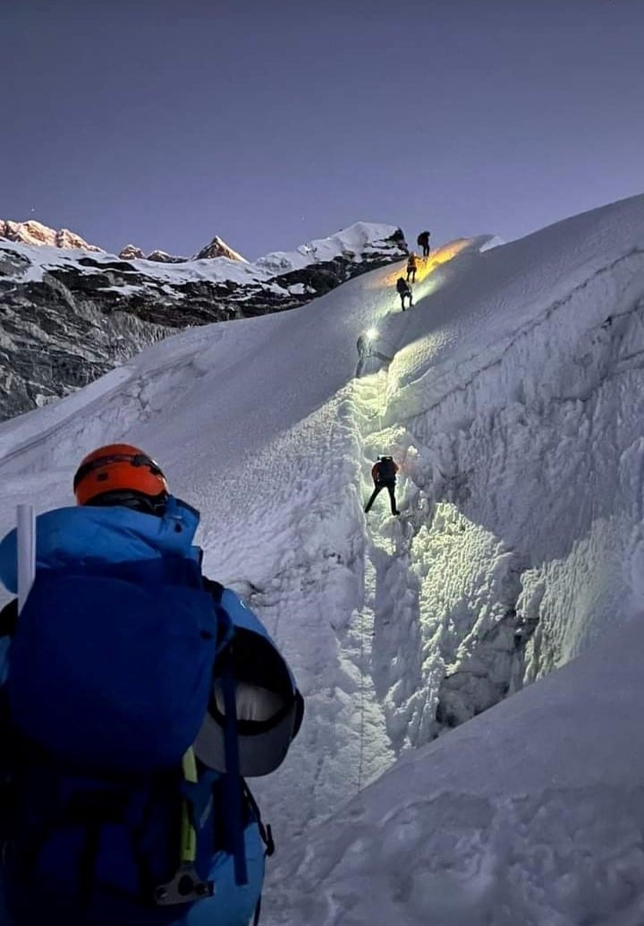 Expédition, montagne Népal, des alpinistes entrain d'escalader une montagne