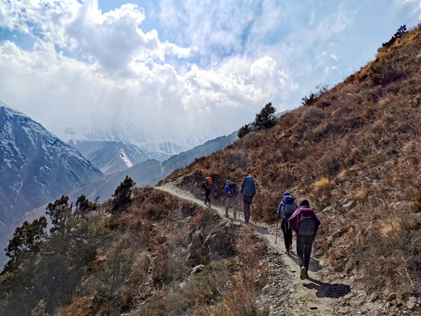 Trekkeurs sur le chemin du Tilicho Lake lors du Circuit des Annapurnas dans la région Annapurna, Organisation de trek et trekking avec une agence locale de Katmandou, l'Everest Népal