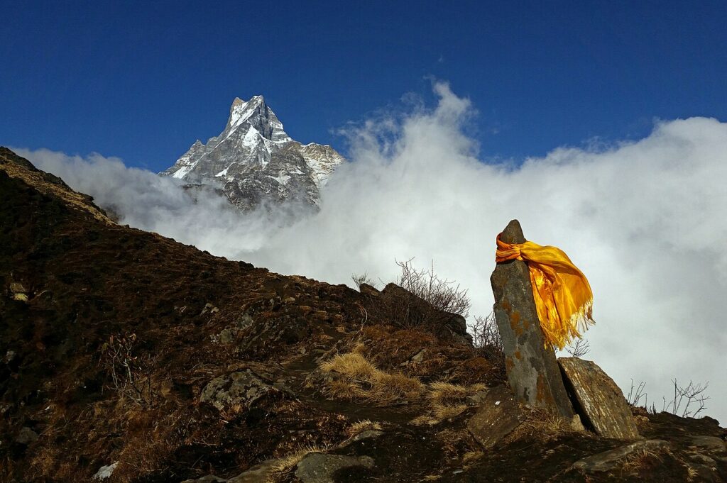 Mardi Himal, trekking népal, montagne et nuage avec ciel bleu, randonnée au Népal, voyage au Népal, L'Everest Népal