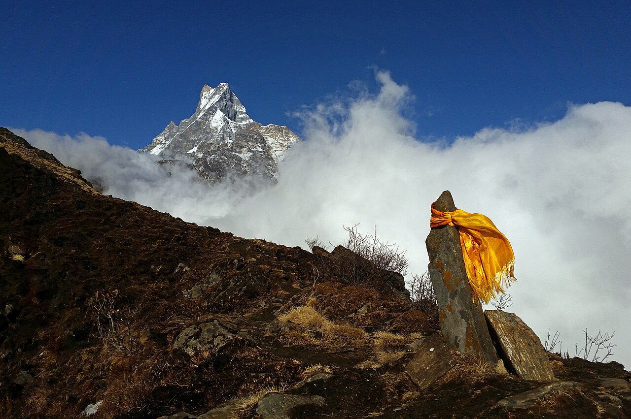 Mardi Himal, trekking népal, montagne et nuage avec ciel bleu, randonnée au Népal, voyage au Népal, L'Everest Népal