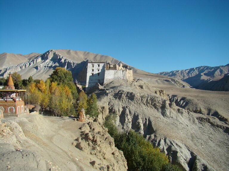 1024px-Charang,_Mustang,_Nepal