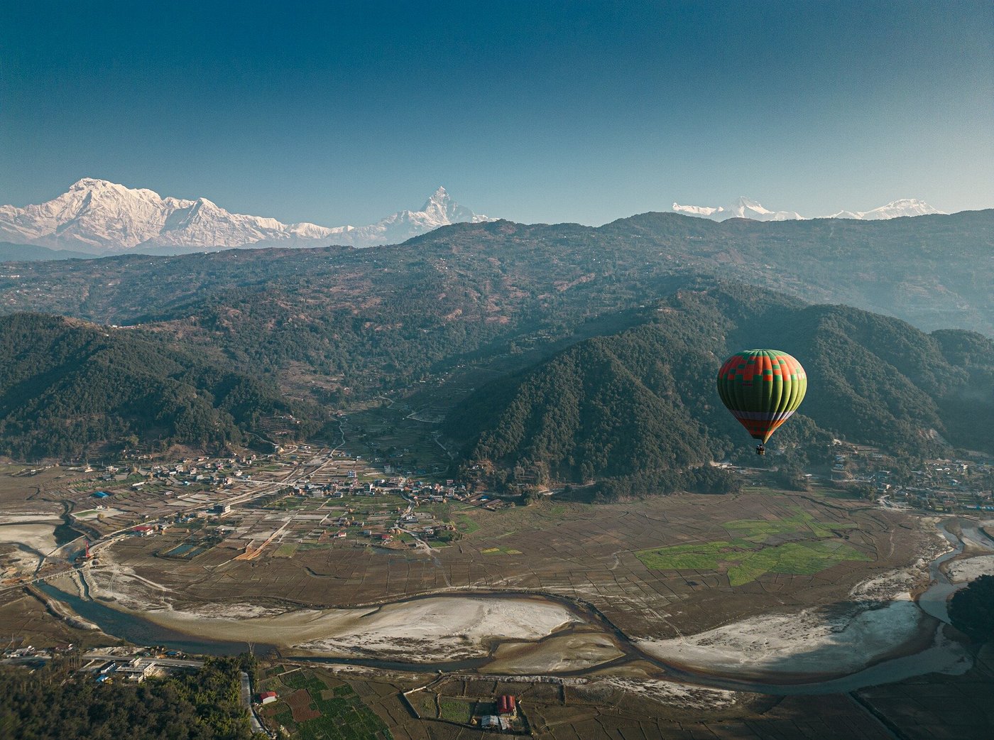 Vol en montgolfière à Pokhara, les montagnes vues du ciel, extraordinaire, aventure et tourisme au Népal, voyage au Népal