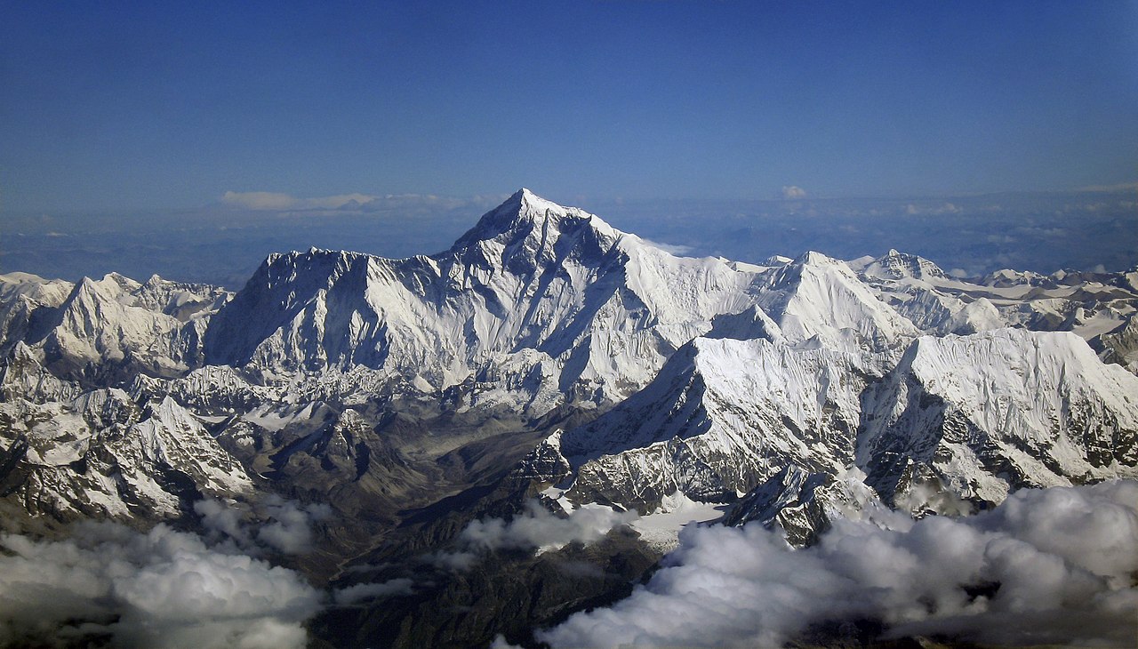 Chaîne de montagne de l'Everest dans le Khumbu, présentation des sommets de 6000 mètres d'altitude