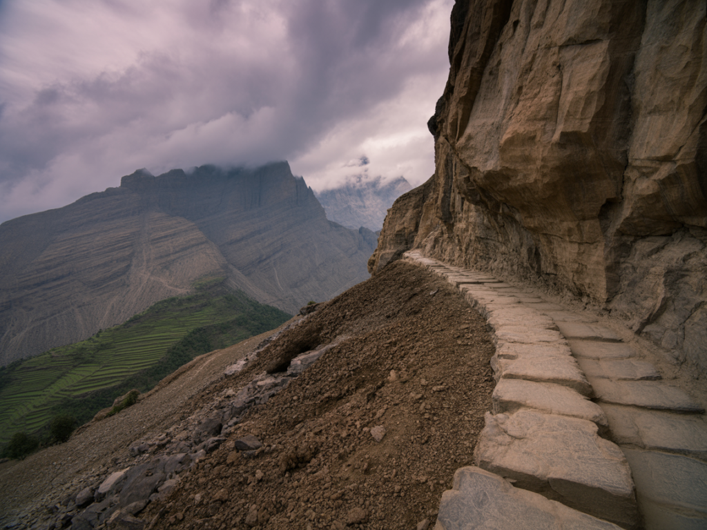 Découvrez les principales contraintes du Népal : relief montagneux, infrastructures limitées, climat et défis culturels. Préparez au mieux votre voyage au cœur de l’Himalaya.