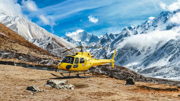 Arnaque sur l'Everest avec assurance, hélicoptère, sauvetage, sommet et faux permis