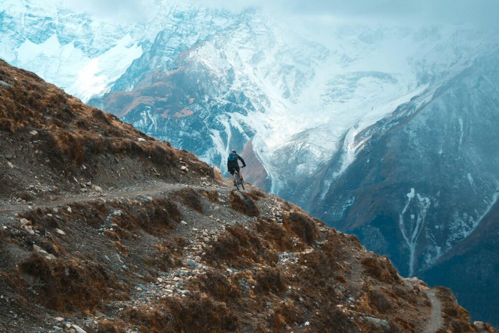Une aventurière indienne atteint l'Everest Base Camp en vélo, Trekking dans la région de l'Everest avec l'Everest Népal