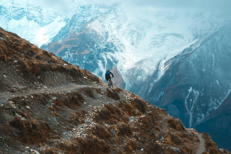 Une aventurière indienne atteint l'Everest Base Camp en vélo, Trekking dans la région de l'Everest avec l'Everest Népal