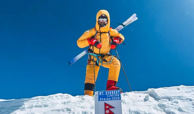 Bartek Ziemski est le deuxième alpiniste à descendre l'Everest en ski lors de la saison 2026