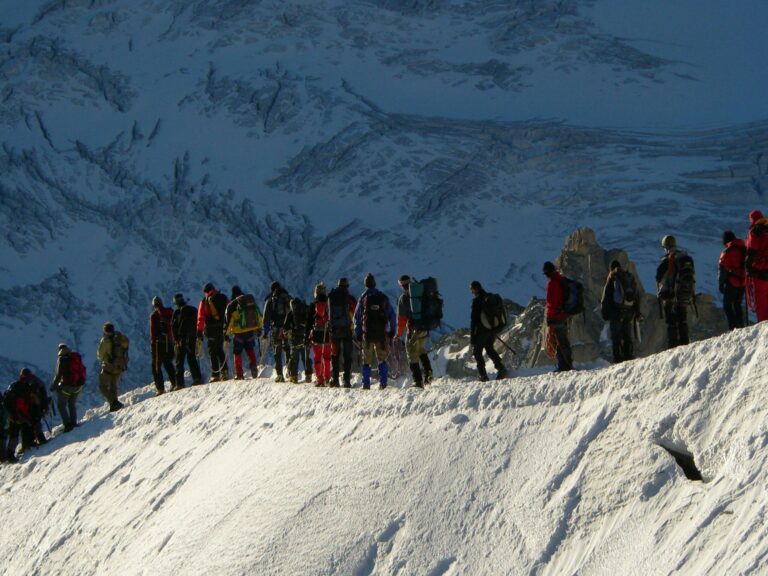 Everest 2026, historique record avec 270 grimpeurs le même jour pour atteindre le sommet
