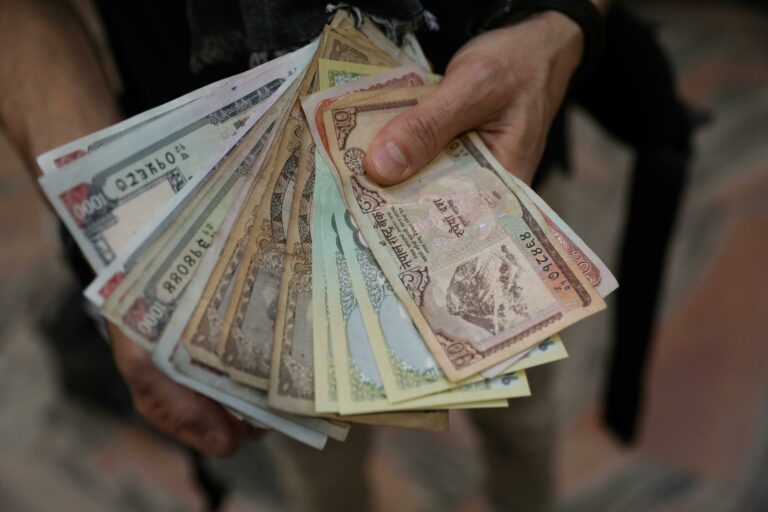 Everest argent, Everest permis, millions de dollars générés par l'Everest, Himalaya Montagne au Népal