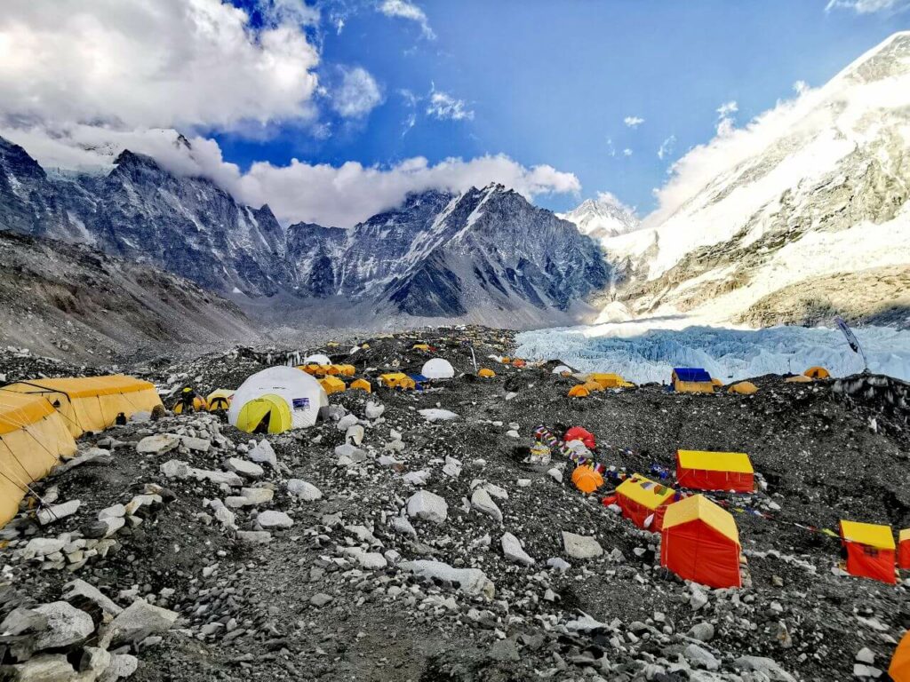 Everest Base Camp, interdiction de dormir au camp de base pour les trekkers