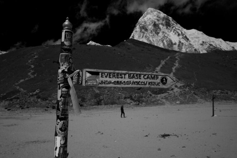 Everest mort, un corp sans vie retrouvé près du base camp et de la cascade de glace du Khumbu