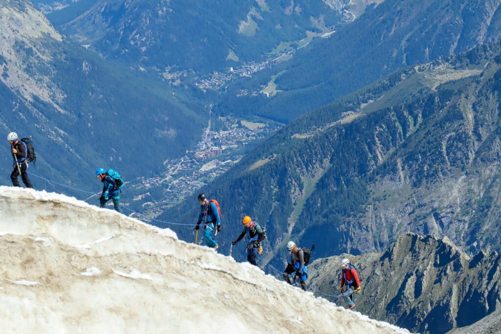 Everest sommet, ascension, alpinisme saison 2026, grimpeurs sur la crête de la montagne