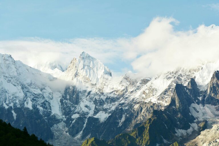 Montagne népal, revenus en hausse avec les sommets et les expéditions au Népal,
