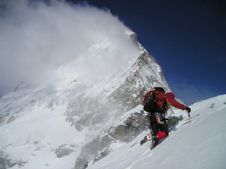 Everest 1000 alpinistes pour la saison 2026 qui a vu beaucoup de record,