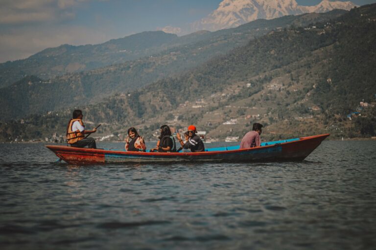 Lac Phewa touristes indiens, kayak et activités nautiques Pokhara