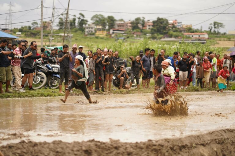 Mousson Népal, crues au Népal, rivière montagne, pluie au Népal