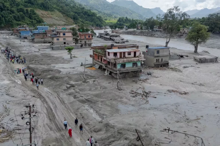 Crue Népal, les secours avancent, La catastrophe prend de l'ampleur