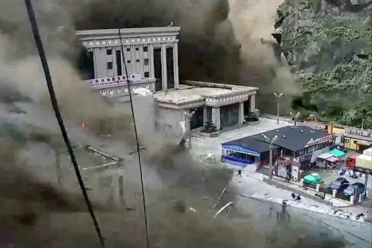 Glissement de terrain au Népal, à la frontière chinoise et tibétaine,