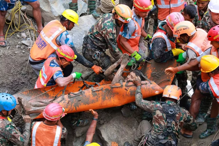 Deux ouvriers sauvés après neuf jours sous terre, inondations Népal