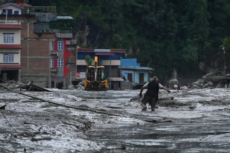 Crue Népal, Mort Népal, Inondations du Bhote Koshi,